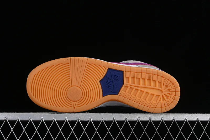 All Categories Nk SB Dunk Series Nk SB Dunk Low Low-top sneakers Cost-effective version Rayssa Leal x Nk SB Dunk Low Brazilian skateboarding goddess joint model SB low-top casual sneakers FZ5251-001